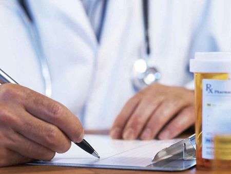 Большой кризис и бесконечные очереди: семейные врачи с тревогой ждут перехода на электронные направления