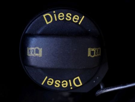 Едем дешевле? С сегодняшнего Сейм снизил акциз на дизель