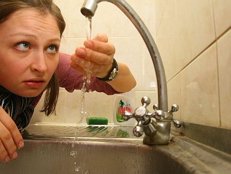 Должен ли сантехник, заменив кран, уплатить налог? Бен Латковскис о теневой экономике