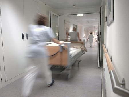 В больнице у 12-летней девочки случайно обнаружилась беременность: семья не в курсе?