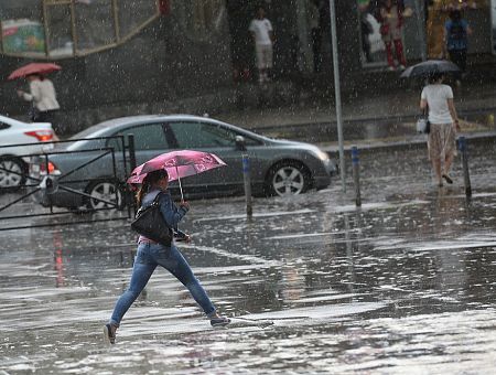 Грозовые ливни по всей стране: погода в пятницу