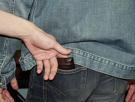 Отзывчивый охранник и вороватая парочка: как женщине вернули украденный телефон Отзывчивый охранник и вороватая парочка: как женщине вернули украденный телефон