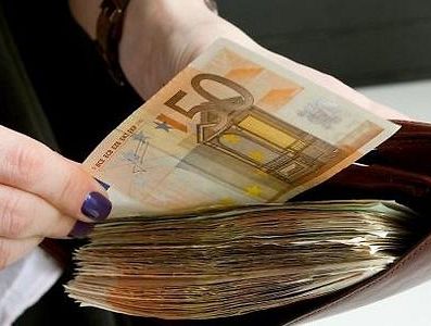 До 7.5 тысяч евро — в месяц! Стали известны депутаты-передовики по зарплатам