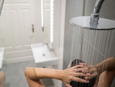 Подсматривал за женщиной в душе: шокирующий случай в лиепайском отеле