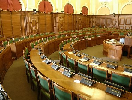 Arī Saeimas vēlēšanās iepriekšējā balsošana notiks visos iecirkņos un ilgāk; no 2030.gada partijām startēšanai vajadzēs vairāk biedru