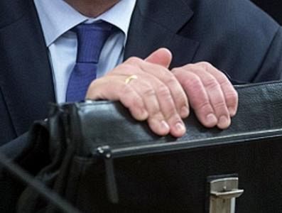 Огромные долги, автопарки, золото, квартиры в тёплых странах: кто у нас идет на выборы в Сейм?