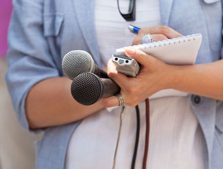 «Как бы демократические правительства используют приёмы авторитарных режимов»: Economist о Латвии