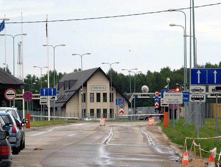 Пробил два шлагбаума на Lexus: гражданин Таджикистана незаконно въехал в Латвию