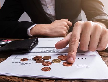 Pērn 6,7% iedzīvotāju naudas trūkuma dēļ nevarēja segt komunālo pakalpojumu rēķinus, īri vai atmaksāt kredītu