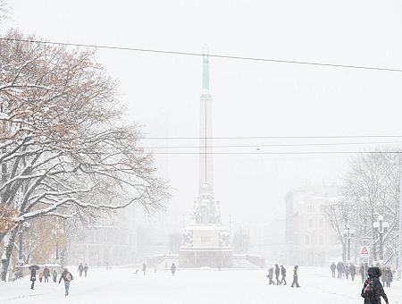 На Латвию идут снегопады: погода во вторник