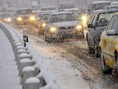 Уже и соль не помогает: движение затруднено по всей Латвии