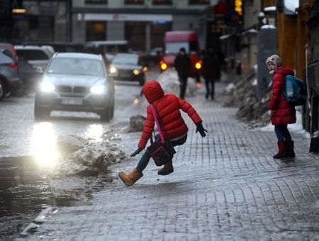 Зима настала — ноги раскидало: как не стать жертвой обледеневших улиц и тротуаров Зима настала — ноги раскидало: как не стать жертвой обледеневших улиц и тротуаров