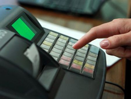 И зачем? Вместо компенсации парни взяли всю кассу: ограбление в Риге