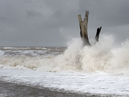 Снег, дождь и ветер типа бури: погода во вторник