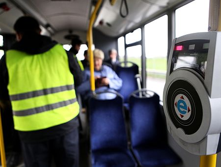 «Если нажрусь, могу ехать без билета?!» Рижане возмущены бездействием контролёров