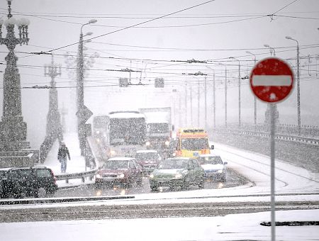 ДТП, пробки и задержки общественного транспорта: снегопад обрушился на Ригу