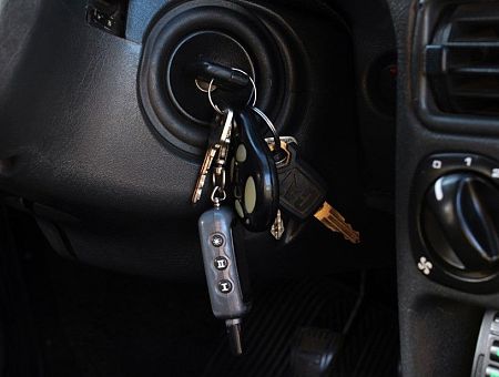 Полиция поймала угонщика без водительских прав; за месяц он украл четыре автомашины