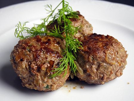 Вместо котлетки — кусок сырого фарша: покупатели возмущены красивой рекламой