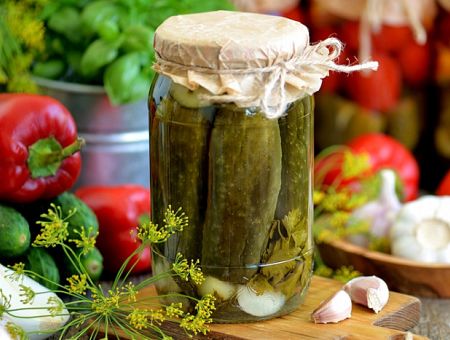 Хрустят и пахнут: что нам продают под видом маринованных огурцов?