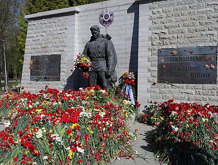 Памятник Бронзовому солдату в Таллине был осквернен