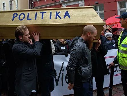 Исследователь: политикам в Латвии не хватает умных помощников