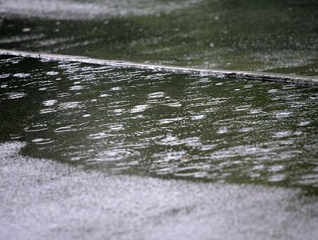 Латвийцев предупреждают о сильных дождях: обновленный прогноз