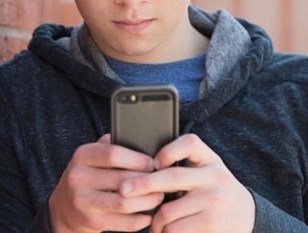 Никаких соцсетей до 15 лет: Латвия собирается оградить детей от интернета