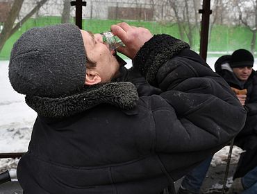 Одеколон и самогон вытесняют водку: что на самом деле пьют в Латвии?