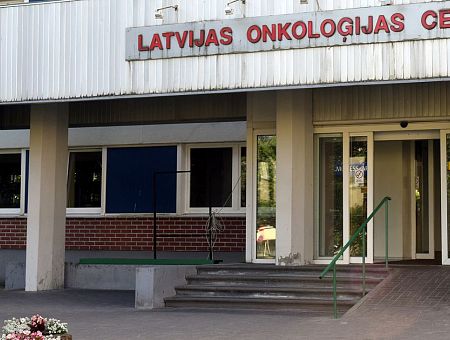 А на руках двое детей: бюрократы от здравоохранения отказали в лекарстве умирающей и предлагают ей подождать