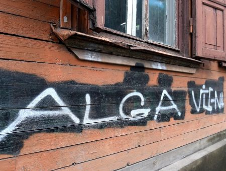 «Зарплата зависит от отношения»: объявление о работе вызывает и смех и слезы