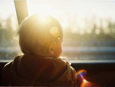 В Кулдиге прохожий обнаружил на дороге малыша: его потерял отец