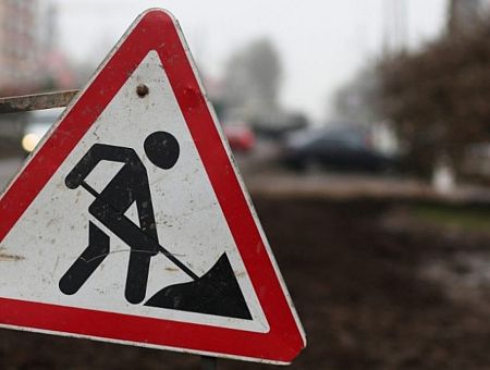 Давно пора! Рижская дума займётся ремонтом тротуаров в Пардаугаве и перекрёстка в центре