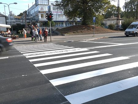 Пристают к прохожим, бьют окна, терроризируют продавцов: в Ильгюциемсе орудует банда подростков