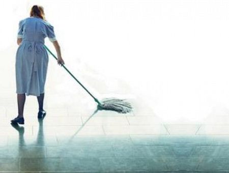 «Даже уборщица зарабатывает 2500 в месяц!» Латвийцы обсудили свои зарплаты
