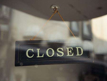 Сеть супермаркетов Sky закрыла магазин в Риге. Что случилось?