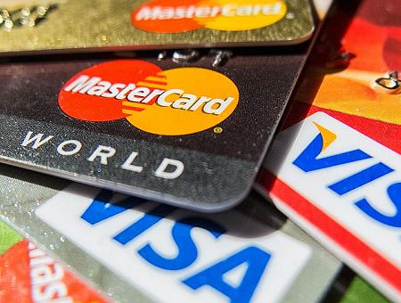 Правда ли, что популярные банковские карты Visa и Mastercard может отключить «один клик»?