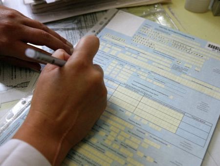 «В Латвии болеть невыгодно»: почему люди приходят на работу с температурой