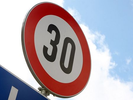 На Кипсале и в других районах Риги вводятся новые ограничения скорости до 30 км/ч