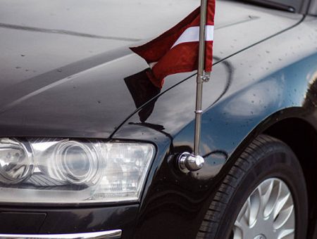 Депутат раскрывает нелицеприятный факт о закулисье Сейма: кого и куда возят спецмашины?