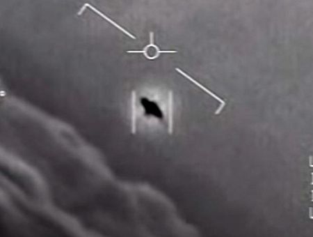 «Они существуют»: сенсационные слова Обамы побудили Трампа рассекретить материалы военных об НЛО