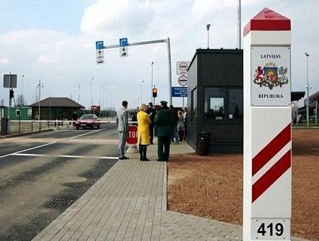 «Мы как-то не боимся»: почему тысячи латвийцев продолжают ездить в Белоруссию?