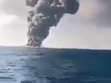 Иран снова закрыл Ормузский пролив: в ответ на израильские удары по Ливану