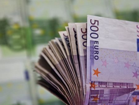 С Нового года снова повышают минималку: кому это выгодно?