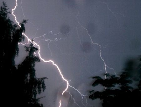 Молния попала в дом под Ригой: огонь уничтожил 175 квадратных метров