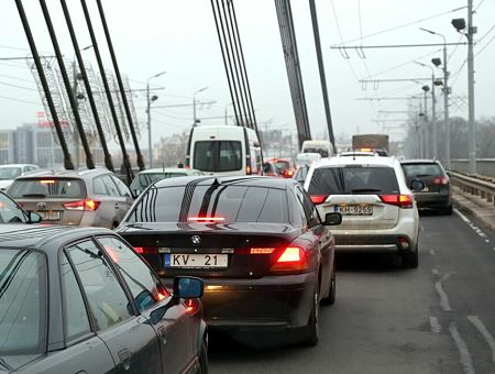 Автомобиль — роскошь, не средство передвижения: виц-мэр Риги хочет изменить мышление рижан