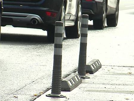 «Коррупция — визитка Рижской думы». Скандалы вокруг столбиков не утихают