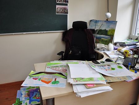 «Как-то подозрительно!» Педагог не был в школе с сентября, родители возмущаются