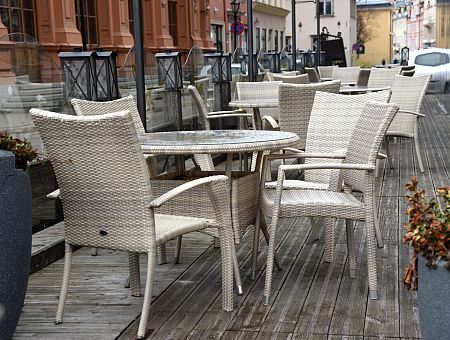 Почему кабачки Вильнюса полны народу, а в Риге наполовину пусты?