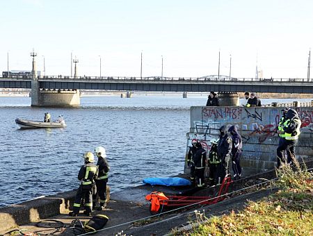 Женщина спрыгнула в Даугаву с Каменного моста: ищут уже 2 дня