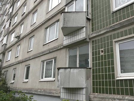 В Риге из окна восьмого этажа выпал подросток: подробности